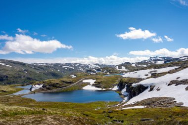 Güneşli bir günde Norveç 'teki güzel Aurlandsfjellet manzarası