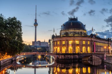 Bode Müzesi ve Televizyon Kulesi. Berlin 'de nehir kıyısında. Şafakta.