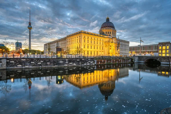 Reconstruido Palacio Ciudad Berlín Con Torre Televisión Algunas Nubes Tormenta — Foto de Stock