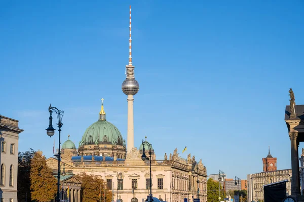 Det Berömda Tornet Och Några Historiska Byggnader Unter Den Linden — Stockfoto
