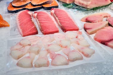 İspanya 'da bir pazarda satılık farklı balık filetoları.