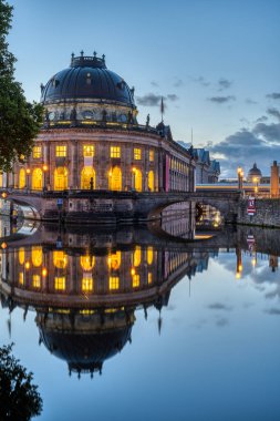 Alacakaranlıkta Berlin 'deki Bode Müzesi' nin görüntüsü Spree nehrine yansıdı.