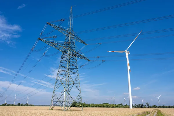 Ein Strommast Mit Windrädern Deutschland — Stockfoto