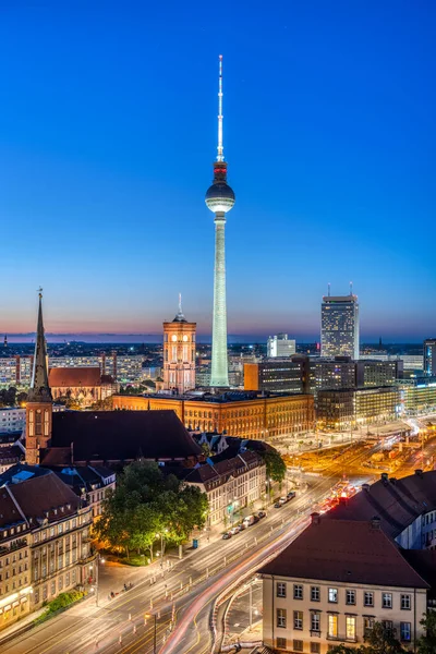 Iconische Toren Berlijn Mitte Met Het Stadhuis Nachts — Stockfoto