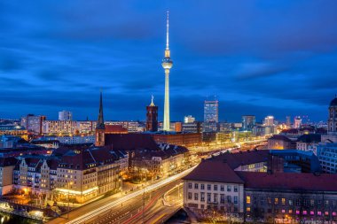 Berlin şehir merkezinde ünlü TV kulesi ve gece bulutlu gökyüzü