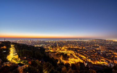 İspanya 'da güneş doğmadan önce Barcelona' nın ufuk çizgisi