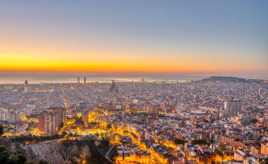 İspanya 'da güneş doğmadan önce Barcelona' nın ufuk çizgisi