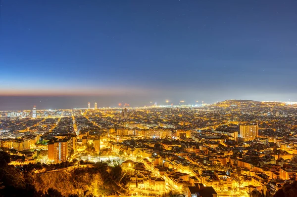 Die Skyline Von Barcelona Mit Dem Mittelmeer Hintergrund Bei Nacht — Stockfoto