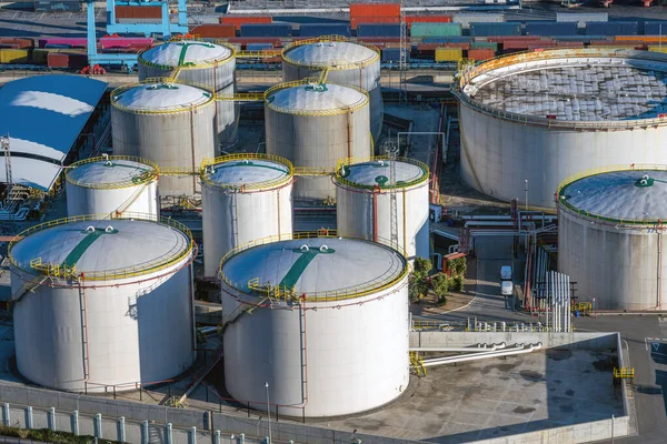 巴塞罗那港的大型白色油罐 — 图库照片