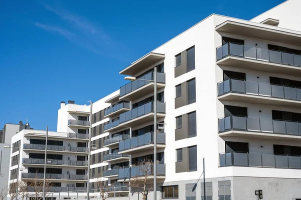 Spanya Barselona Balkonları Olan Yeni Beyaz Bir Apartman — Stok fotoğraf