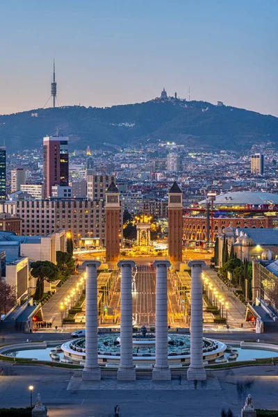 Barselona Alacakaranlıkta Espana Meydanı Tibidabo Dağı Nın Arkasında — Stok fotoğraf
