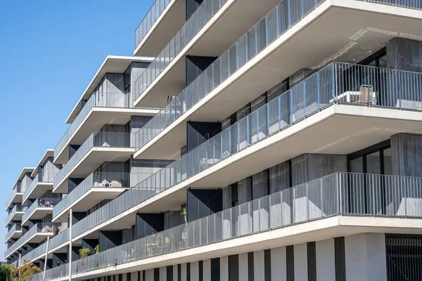 Nuevo Edificio Apartamentos Gris Visto Barcelona España — Foto de Stock