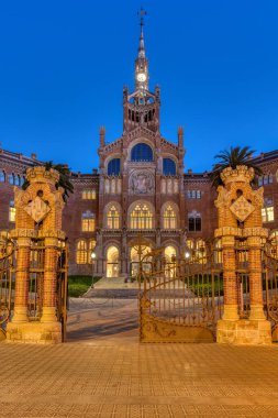 Geceleri Barcelona 'daki Recinte Modernista de Sant Pau.