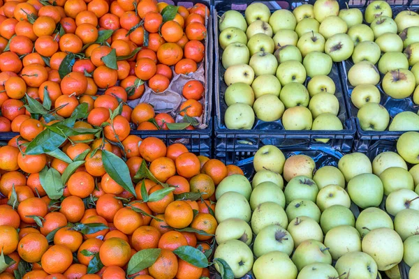 市場での販売のための緑のリンゴとみかん — ストック写真
