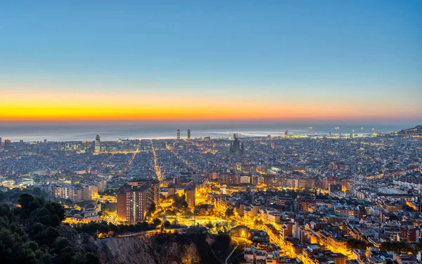 Die Skyline Von Barcelona Mit Dem Mittelmeer Vor Sonnenaufgang — Stockfoto