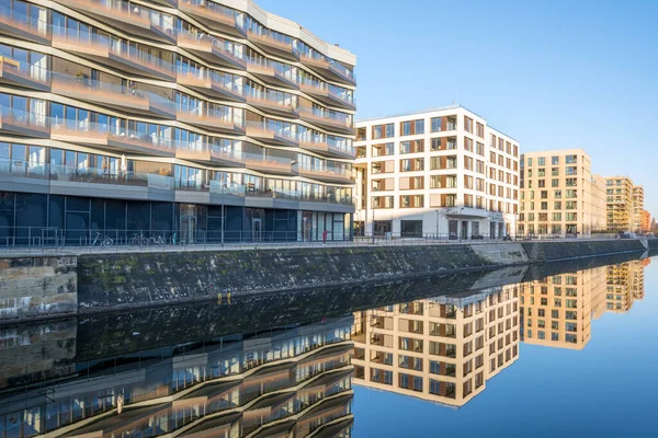 Moderne Appartementengebouwen Berlijn Met Een Reflectie Een Klein Kanaal — Stockfoto