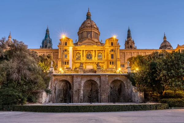 黄昏时分巴塞罗那的蒙特胡克国家宫 — 图库照片