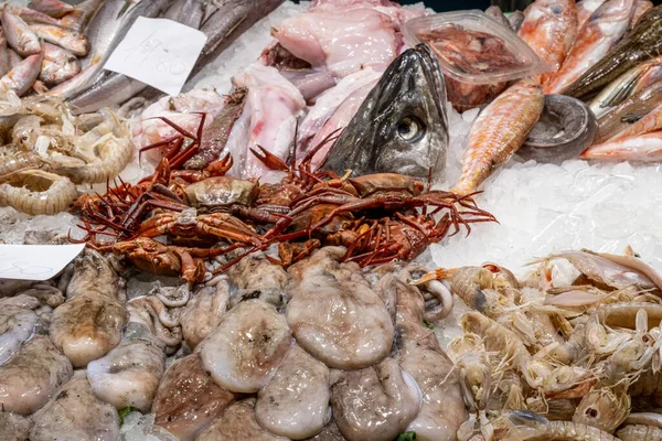 在西班牙市场上出售的新鲜鱼和海鲜 — 图库照片