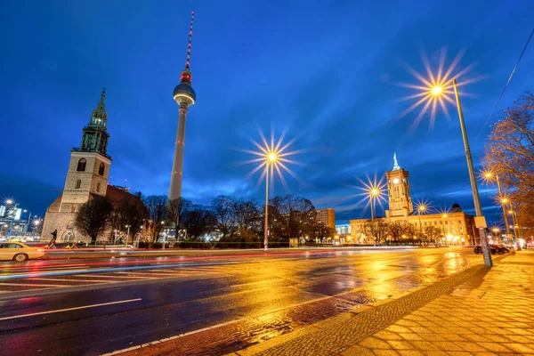 Знаменитая Телебашня Ратуша Церковь Святой Марии Алексисе Берлине Ночью — стоковое фото