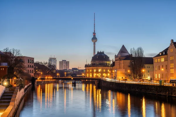 日出前在柏林的斯普雷河 博德博物馆和电视塔 — 图库照片