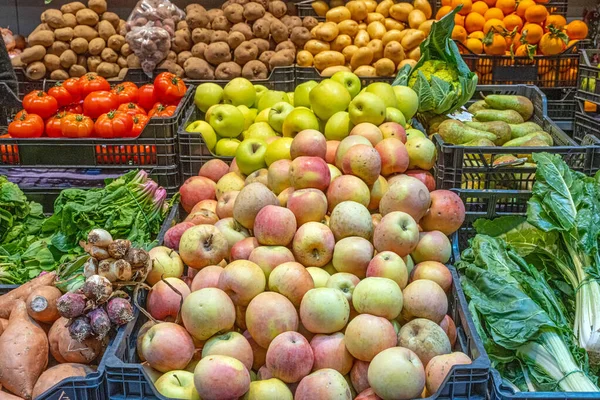 在市场上出售的苹果和蔬菜 — 图库照片