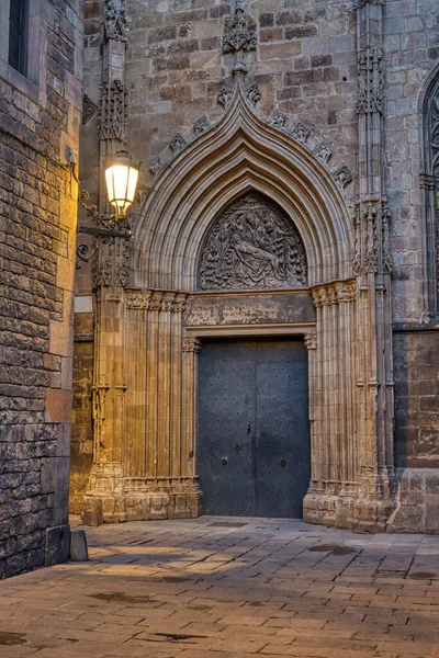 Alacakaranlıkta Barselona Daki Gotik Mahallesi Nde Katedralin Yan Girişi Olan — Stok fotoğraf