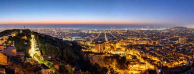 İspanya 'da güneş doğmadan önce Barselona Panoraması