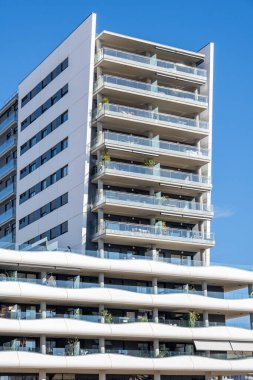 Badalona, İspanya 'da modern apartman binası görüldü