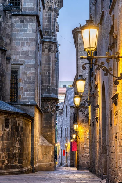 Malá Ulička Slavné Gotické Čtvrti Barceloně Úsvitu — Stock fotografie