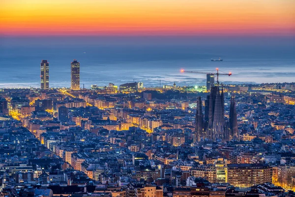 Güneş Doğmadan Önce Ünlü Sagrada Familia Ile Barcelona Nın Ufuk — Stok fotoğraf