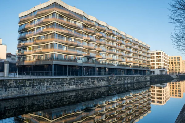 柏林的新公寓楼 反映在一条小运河上 — 图库照片