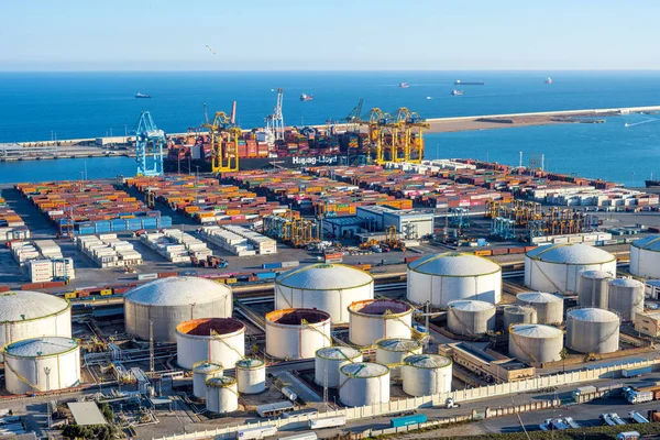 バルセロナ スペイン 2023年1月31日 貨物コンテナと貯蔵タンクを持つバルセロナの商業港 — ストック写真