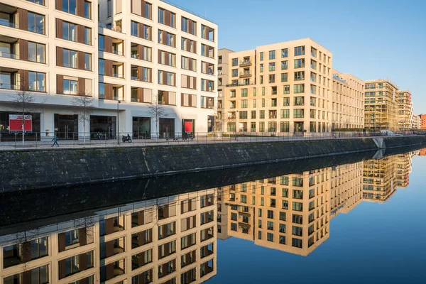 ベルリンの新しいアパートの建物は小さな運河に反映 — ストック写真