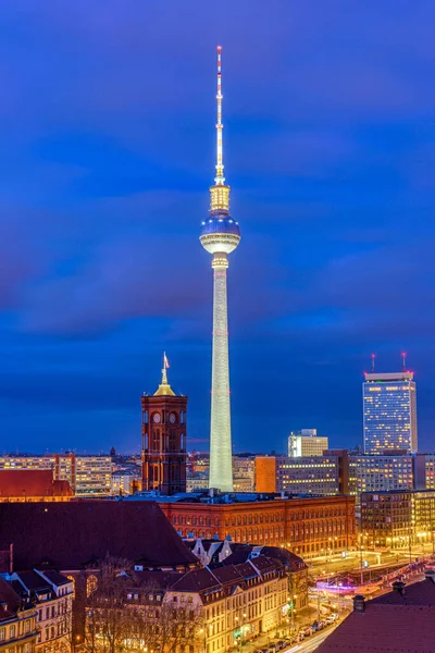 夜のベルリンのダウンタウンにある有名なテレビ塔 — ストック写真
