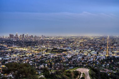 Gün batımında şehir merkezindeki gökyüzü ile Los Angeles