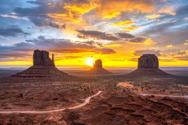 Arizona, ABD 'deki ünlü Anıt Vadisi' nde güzel bir gün doğumu görüldü.