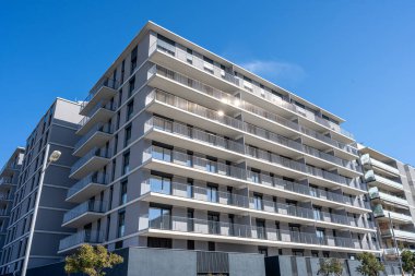Badalona, İspanya 'da büyük gri apartmanlar görüldü.
