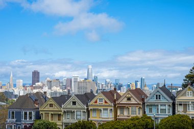 San Francisco 'da ünlü Boyalı Bayanlar ve şehir merkezi silueti