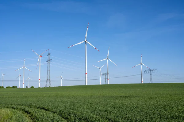 Електричні Лінії Вітрові Турбіни Зеленому Сільськогосподарському Ландшафті — стокове фото