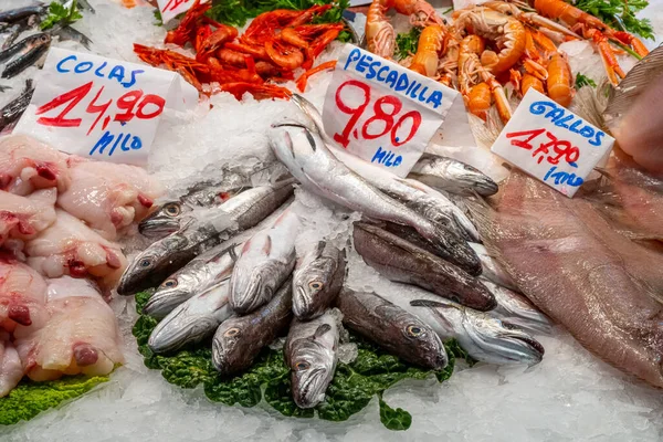Peixes Crustáceos Frutos Mar Frescos Para Venda Num Mercado — Fotografia de Stock
