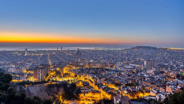 Barcelona Mit Dem Mittelmeer Vor Sonnenaufgang — Stockfoto