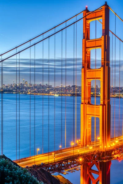 Şafak vakti ünlü Golden Gate Köprüsü 'nün ayrıntıları. Arkada San Francisco' nun silüeti var.