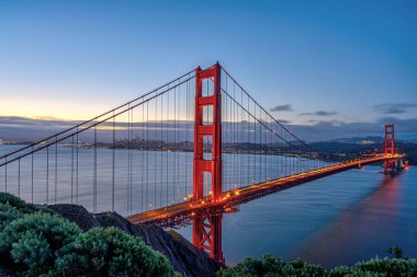 Şafakta San Francisco 'daki meşhur Golden Gate Köprüsü.