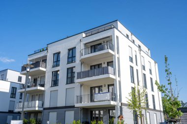 Berlin, Almanya 'da balkonları görünen yeni beyaz apartman