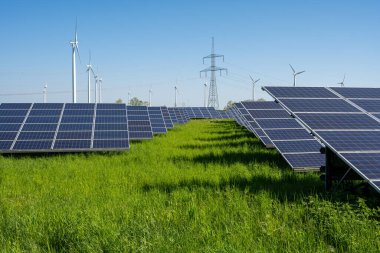 Almanya'da görülen güneş panelleri, rüzgar türbinleri ve elektrik direkleri