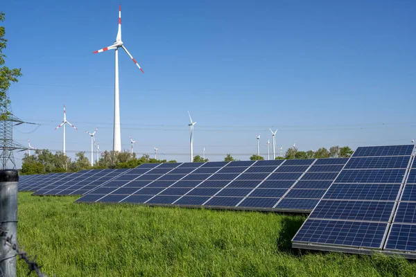 Zonne Energie Panelen Met Windmolens Elektriciteitsleidingen Gezien Duitsland — Stockfoto