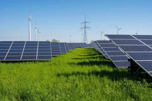 德国看到的太阳能电池板 风力涡轮机和电力塔 — 图库照片