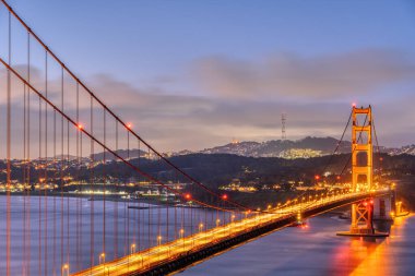 Güneş doğmadan önce San Francisco 'daki meşhur Golden Gate Köprüsü.