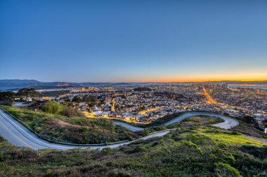 Güneş doğmadan önce Golden Gate Köprüsü ile San Francisco