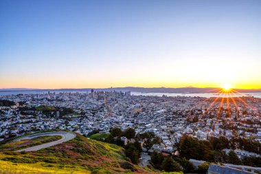 Kaliforniya, ABD 'deki San Francisco şehrinin üzerindeki ilk güneş ışınları